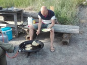 Taneli paistaa räiskäleitä nälkäisille kesäretkeläisille 16.6.2018