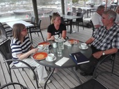 Pederzensin terassilla Anneli, Arja ja Ilkka nauttivat seuran 30-vuotiskahvit 16.6.2018