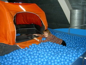 Heurekan Laivat ja meri-näyttelyssä 10.1.2009, pelestuslauttaan nouseminen. 