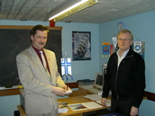 Timo Rantasuo ja Jorma Reima esittelevät seuran uutta standaaria 18.3.2008