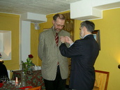 Sepolle luovutetaan SNL:n myöntämä pronssinen ansiomerkki 8.12.2003