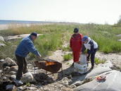 Kesäretkellä Isokarissa 14.6.2003 valmistaudutaan makkaranpaistoon