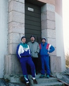 Seuravideon kuvausmatka Isokariin 10.5.1992.
Kuvassa Kari, Pekka ja Aarre. Kuvan otti Anneli.