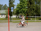 Anneli ohittamassa karimerkkiä MereFesteillä 6.6.2006