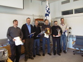 Uudenkaupungin merikarttanavigoinnin SM-loppukilpailun palkintojenjaossa palkinnonsaajia ja järjestäjiä 3.4.2004