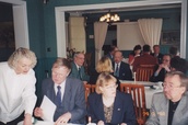 Seuran 10-vuotisjuhlaan osallistuneita Gasthaus Pookissa 29.3.1998