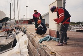 Solmujentekotehtävää ratkomassa Oili ja Kalle kesäretkellä Isokarissa 1995, Aarre valvomassa.