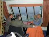 Koulutusristeilyn tauolla, opettaja Trygve oikealla 12.11.2011.