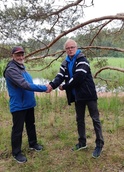 Jorma luovuttaa Aarrelle Lootholmassa kesäretken kilpailujen kiertopalkinnon 18.6.2022