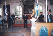 Kommodori kertoi pursiseuralipun valmistumisvaiheista ja käytöstä
vanhan kirkon alttarin edessä 16.6.2002