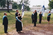 Kirkkoherra, lipunkantajat ja airueet 16.6.2002
