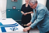 Ensimmäinen lipun naulaaja Juhla Pookissa 16.6.2002 oli
kaupunginjohtaja Martti Sonninen